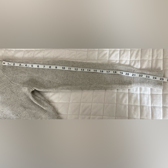 🆕 NWOT, Beacan Cove, Sweater w/ Criss-Cross Back Detail, Light Grey, Size Small - Picture 3 of 4